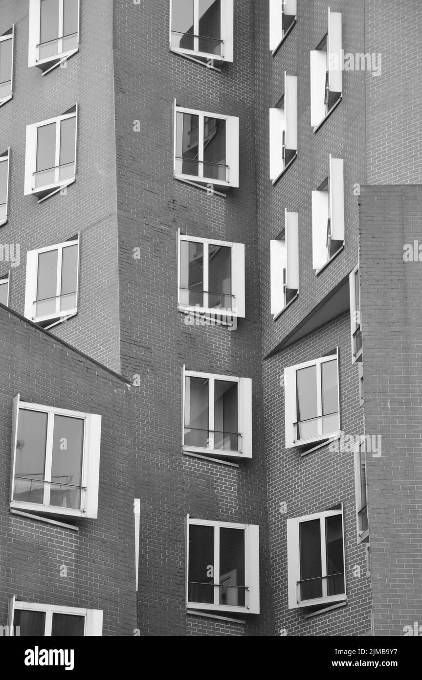Die ineinanderschließende Klinkerfassade der Gehry-Gebäude am Medienhafen in Düsseldorf Stockfoto