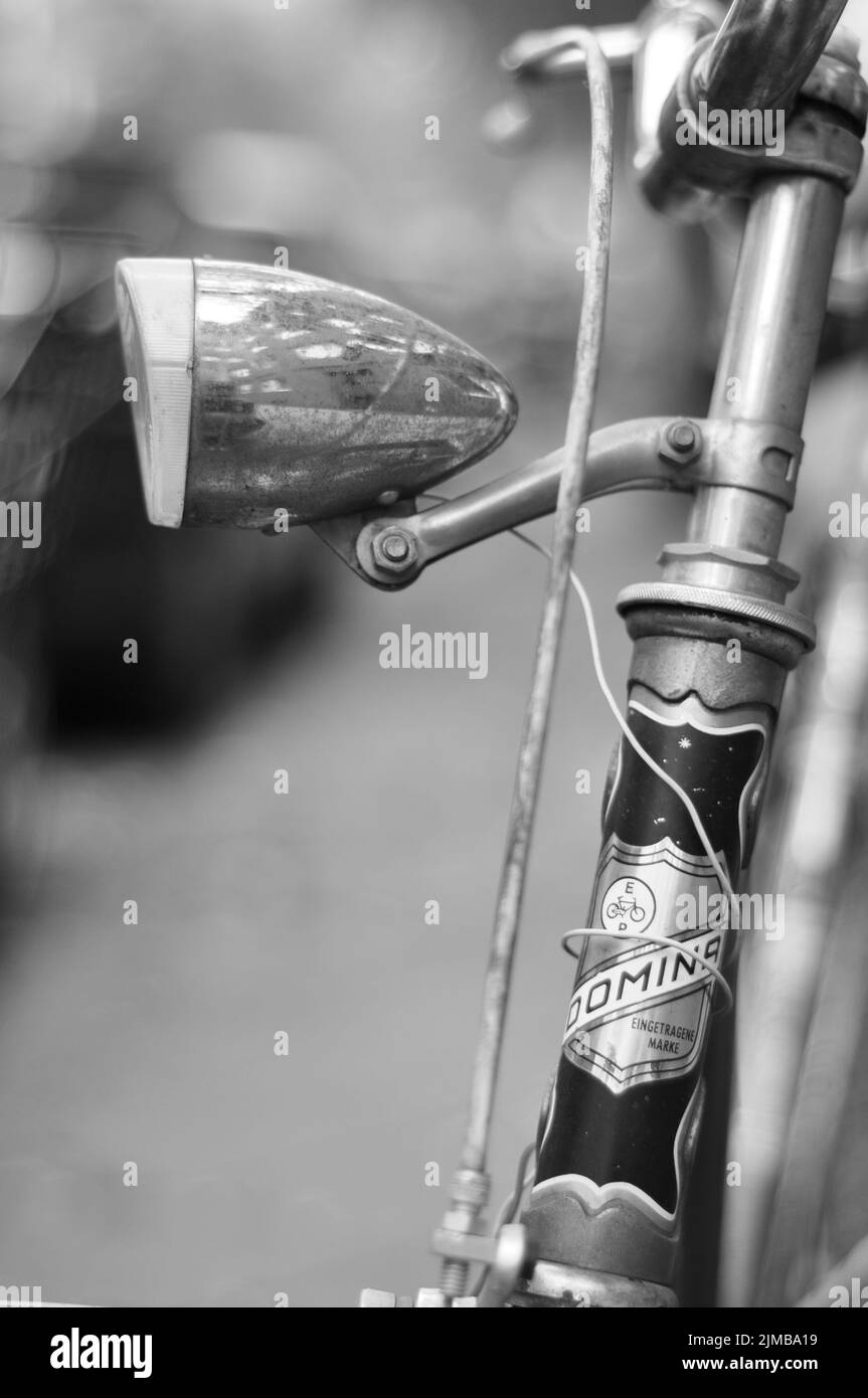 Die Lampe und das Steuerrohr eines historischen Fahrrads der Marke Domina Stockfoto