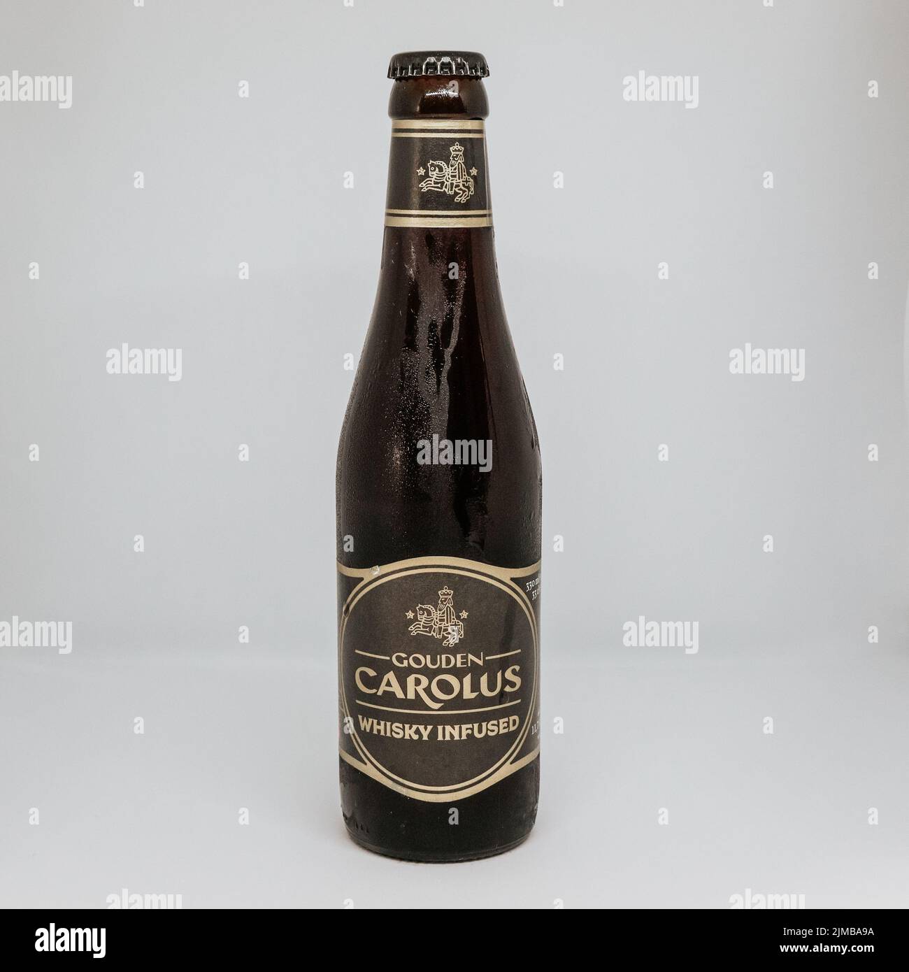 Eine Flasche Gouden Carolus Whisky infundiertes Bier auf weißem Hintergrund Stockfoto
