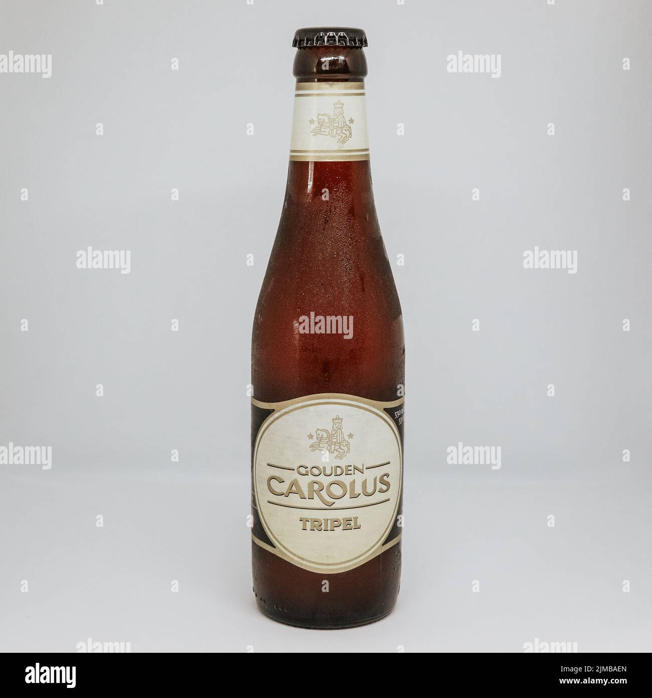 Eine Flasche Gouden Carolus Tripel Bier isoliert auf weißem Hintergrund Stockfoto