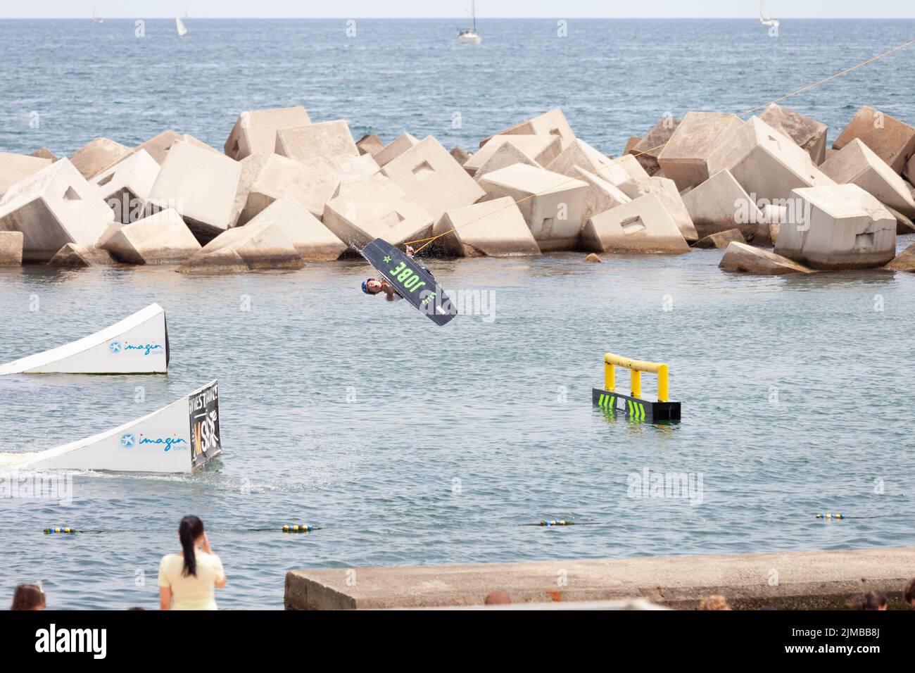 Stellen Sie sich Extremsommer-Sportveranstaltungen, Barcelona vor. Verschiedene Extremsportarten auf Wasser und Land Stockfoto