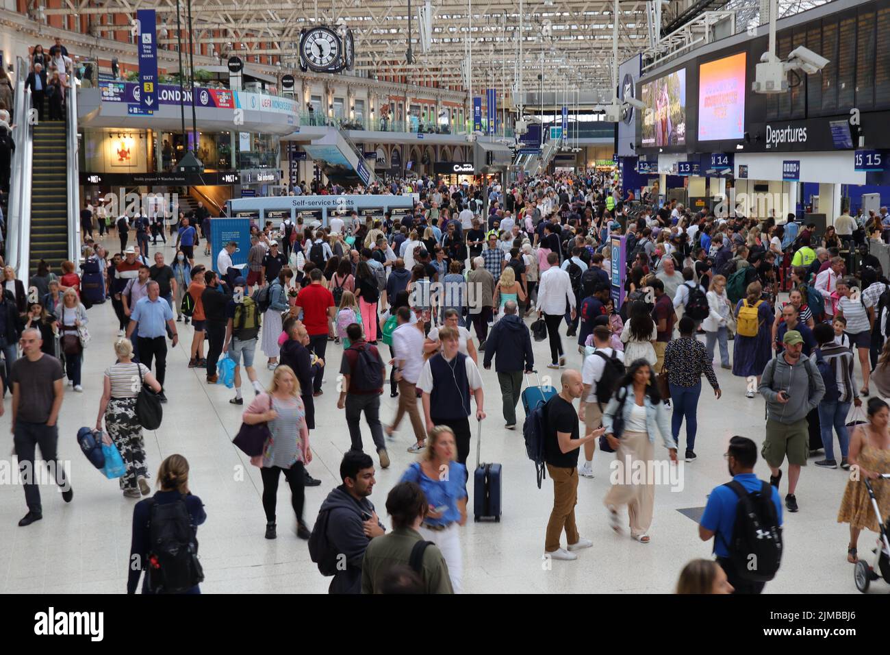 Die große Menge an Pendlern am Bahnhof Waterloo in London, England Stockfoto