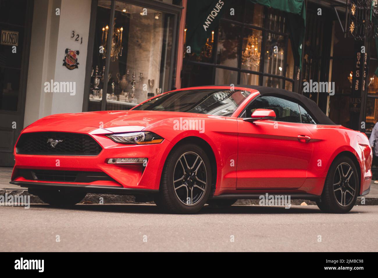 Ein rotes Mustang-Muskelauto parkte auf der Bourbon Street in New Orleans, USA Stockfoto