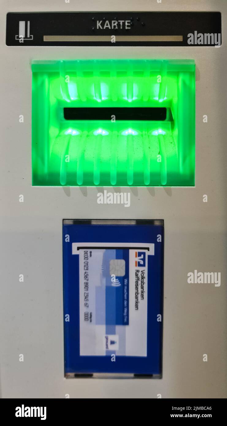 Eine vertikale Nahaufnahme des Kartensteckplatzes in einem Geldautomaten in einer Filiale der Deutschen VR Bank in Kiel Stockfoto