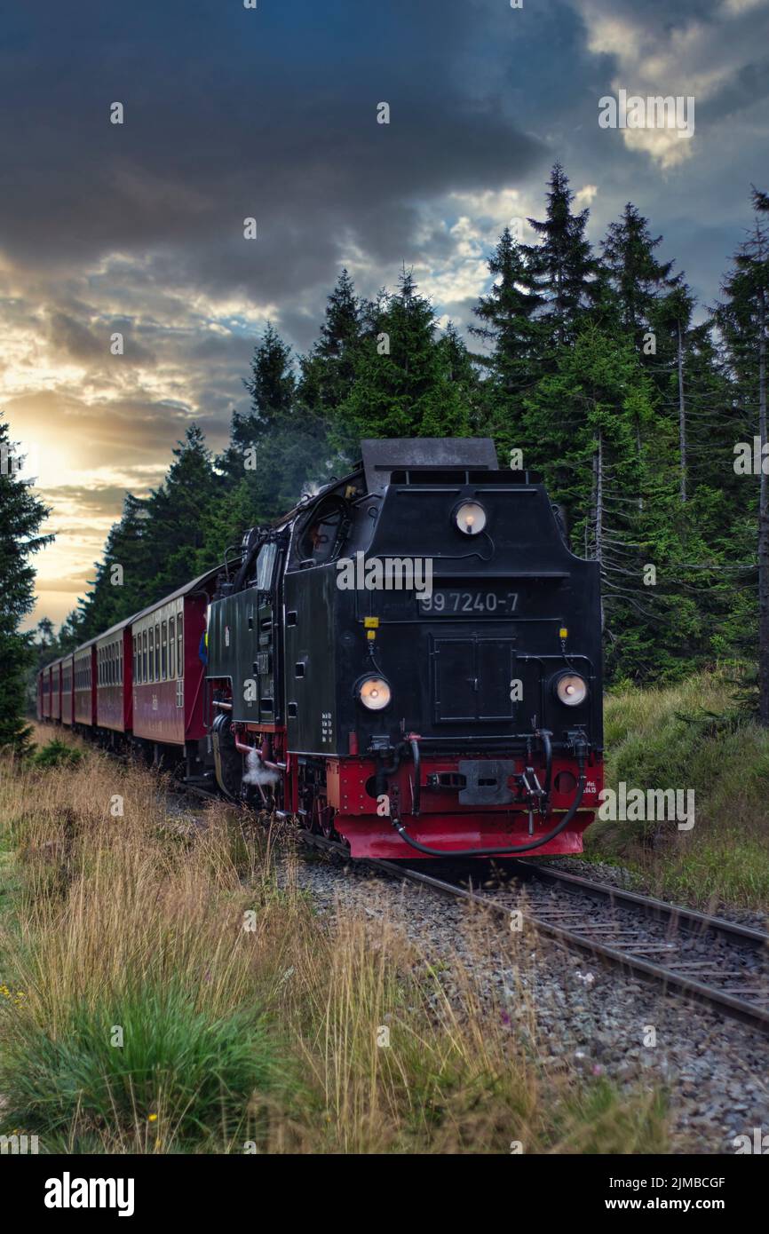 Eine vertikale Aufnahme einer Dampflokomotive in der Harzbahn Stockfoto