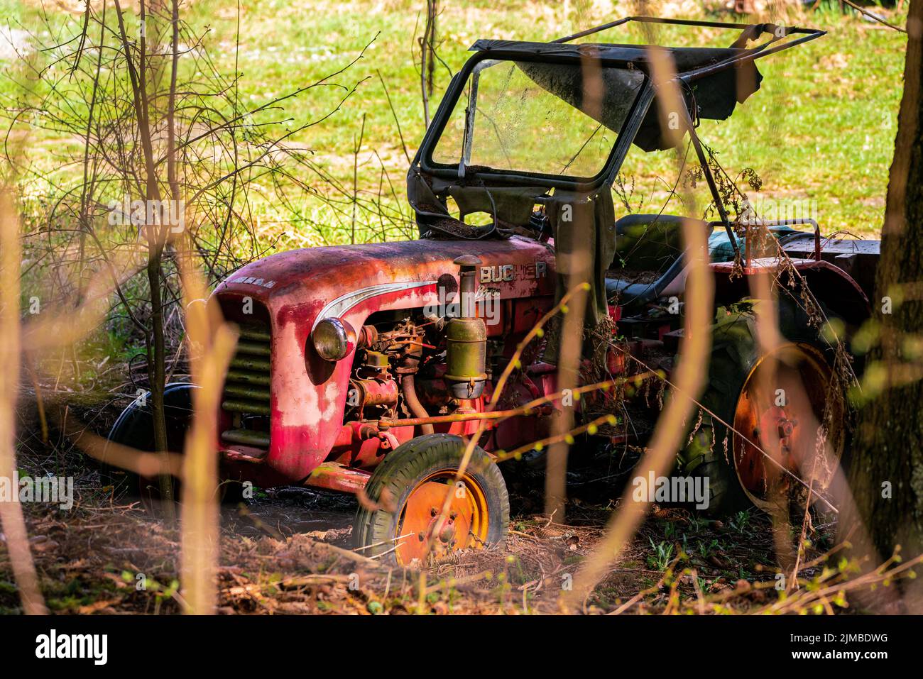 Ein Blick auf einen alten Bucher Schlepper roten Traktor Stockfoto