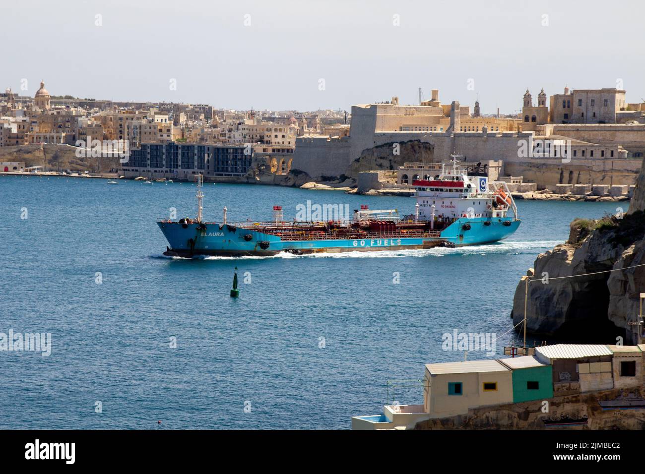 Ein Öltanker verlässt den Hafen in Valletta, Malta Stockfoto