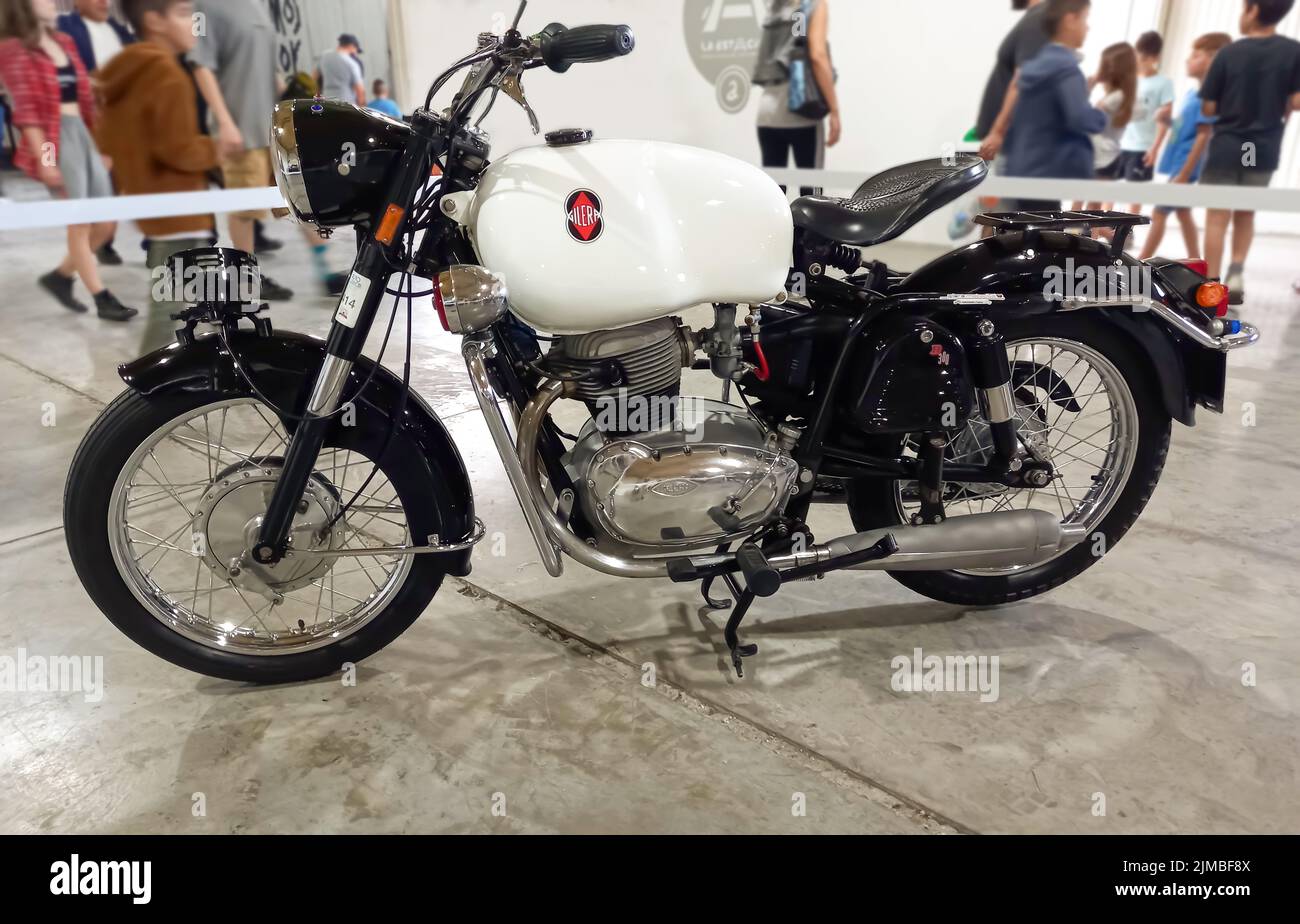 Aufnahme eines alten schwarz-weißen Gilera B 300 Polizeimotorrads im Patrouillenstil 1966 - 1974. Expo Fierro 2022 Oldtimer-Show. Stockfoto