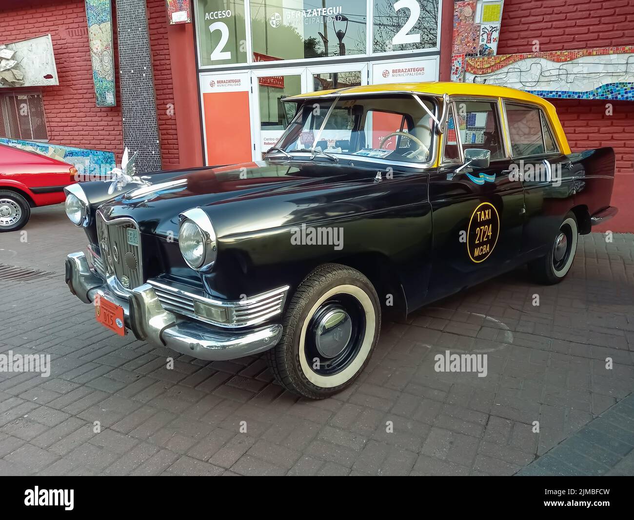 Old Siam Di Tella Riley 1500 vor 1959 - 1967 in the Street. Traditionelles schwarz-gelbes Taxi in Buenos Aires. Oldtimer-Show. Stockfoto