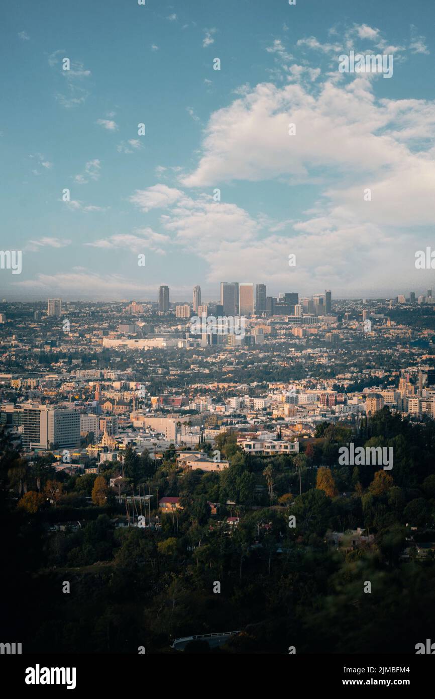 Eine vertikale Aufnahme der Skyline von Culver City, Kalifornien, an einem sonnigen Tag Stockfoto