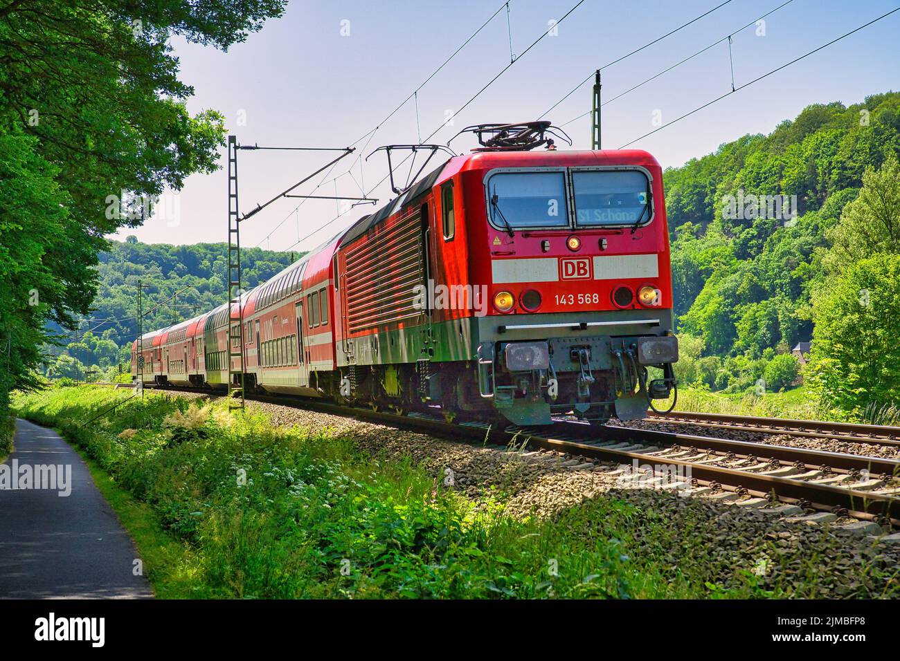 Ein Doppelstockzug der Baureihe 143 568 auf dem Weg nach Stadt Wehlen Stockfoto