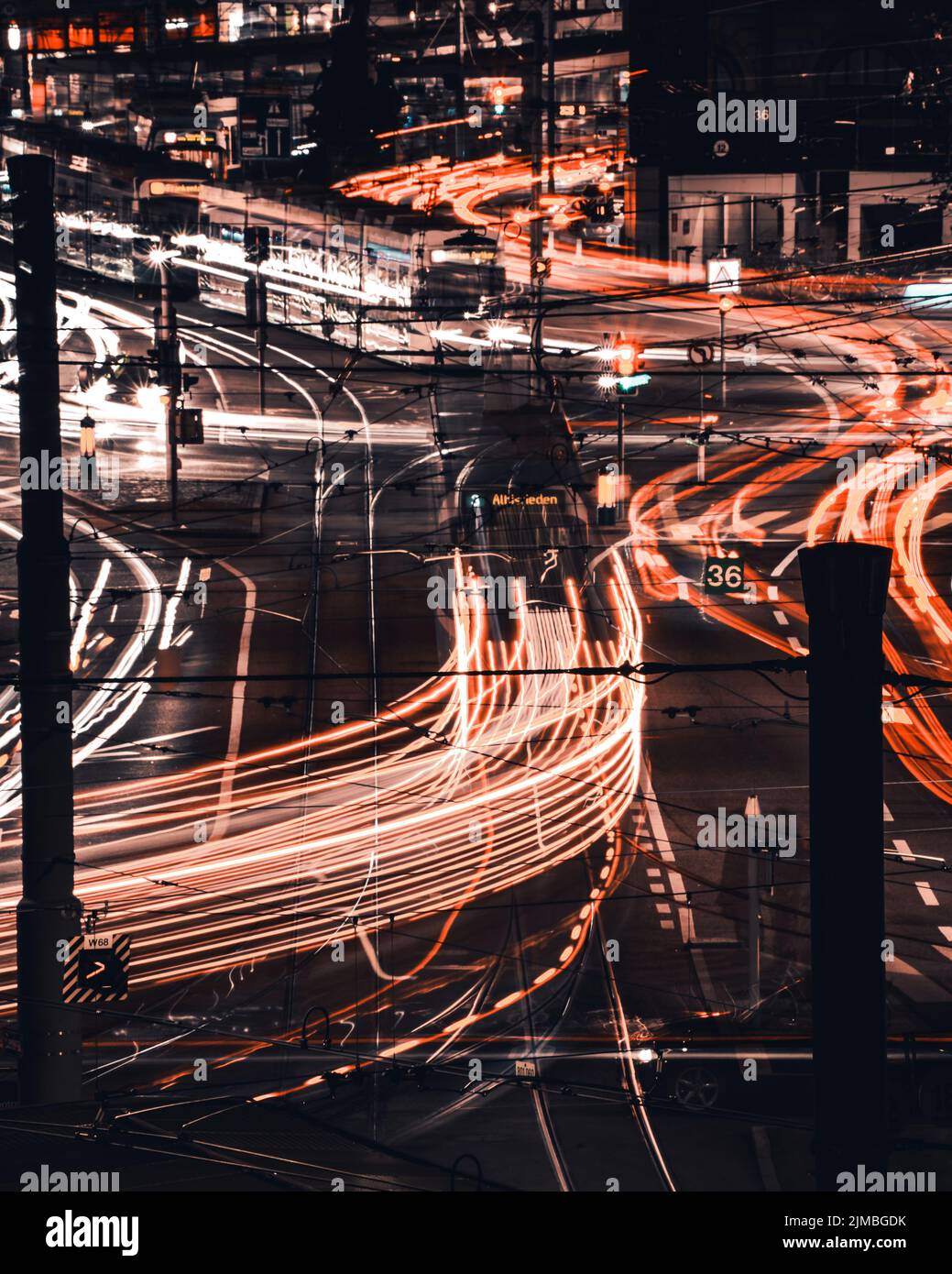 Eine vertikale Aufnahme der Nachtlichter am Bahnhof Zürich, Schweiz Stockfoto