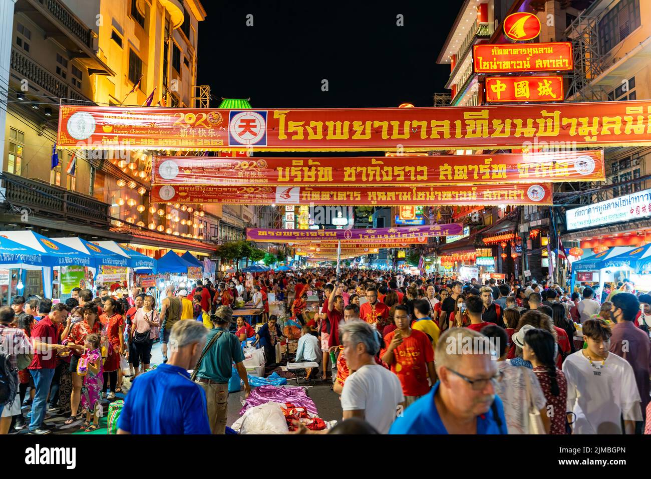 Menschen in den Straßen von Chinatown zum chinesischen Neujahr in Bangkok, Thailand Stockfoto