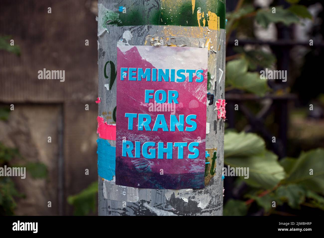 Aufkleber „Feminists for Trans Rights“ auf einem Beitrag in Edinburgh, Schottland, Großbritannien. Stockfoto