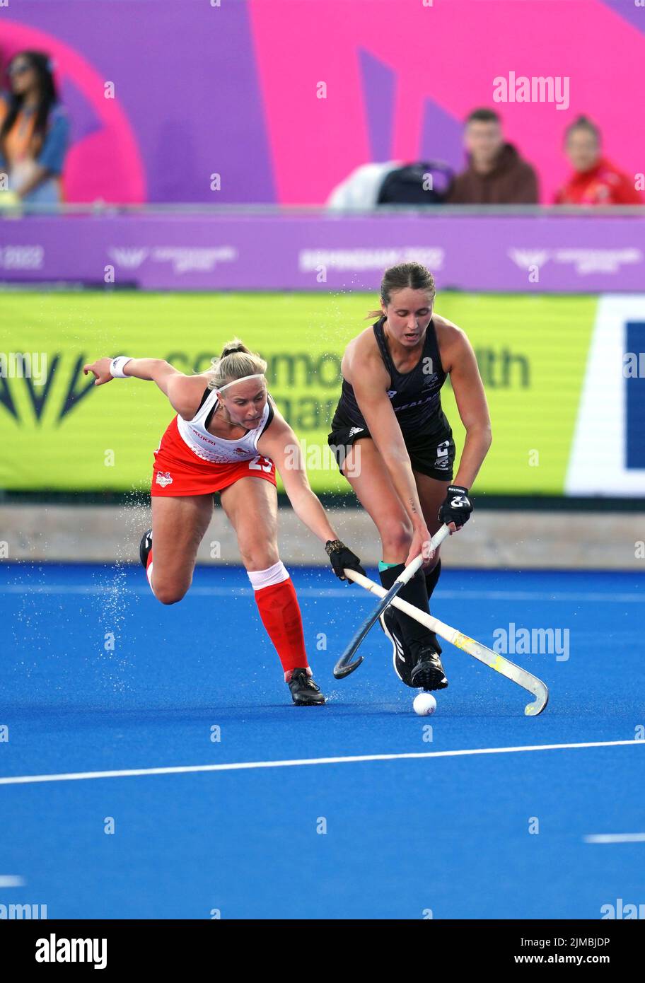 Die Engländerin Sophie Hamilton und die Neuseeländerin Olivia Shannon (rechts) kämpfen während des Halbfinales für Frauenhockey im Hockey and Squash Center der University of Birmingham am achten Tag der Commonwealth Games 2022 in Birmingham um den Ball. Bilddatum: Freitag, 5. August 2022. Stockfoto