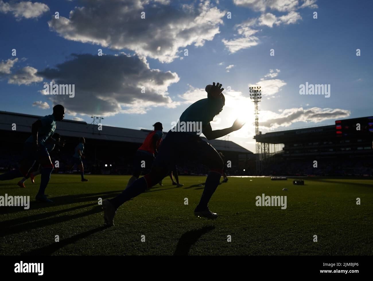 Crystal Palace wärmt sich vor dem Anpfiff während des Spiels der Premier League im Selhurst Park, London, auf. Bilddatum: Freitag, 5. August 2022. Stockfoto