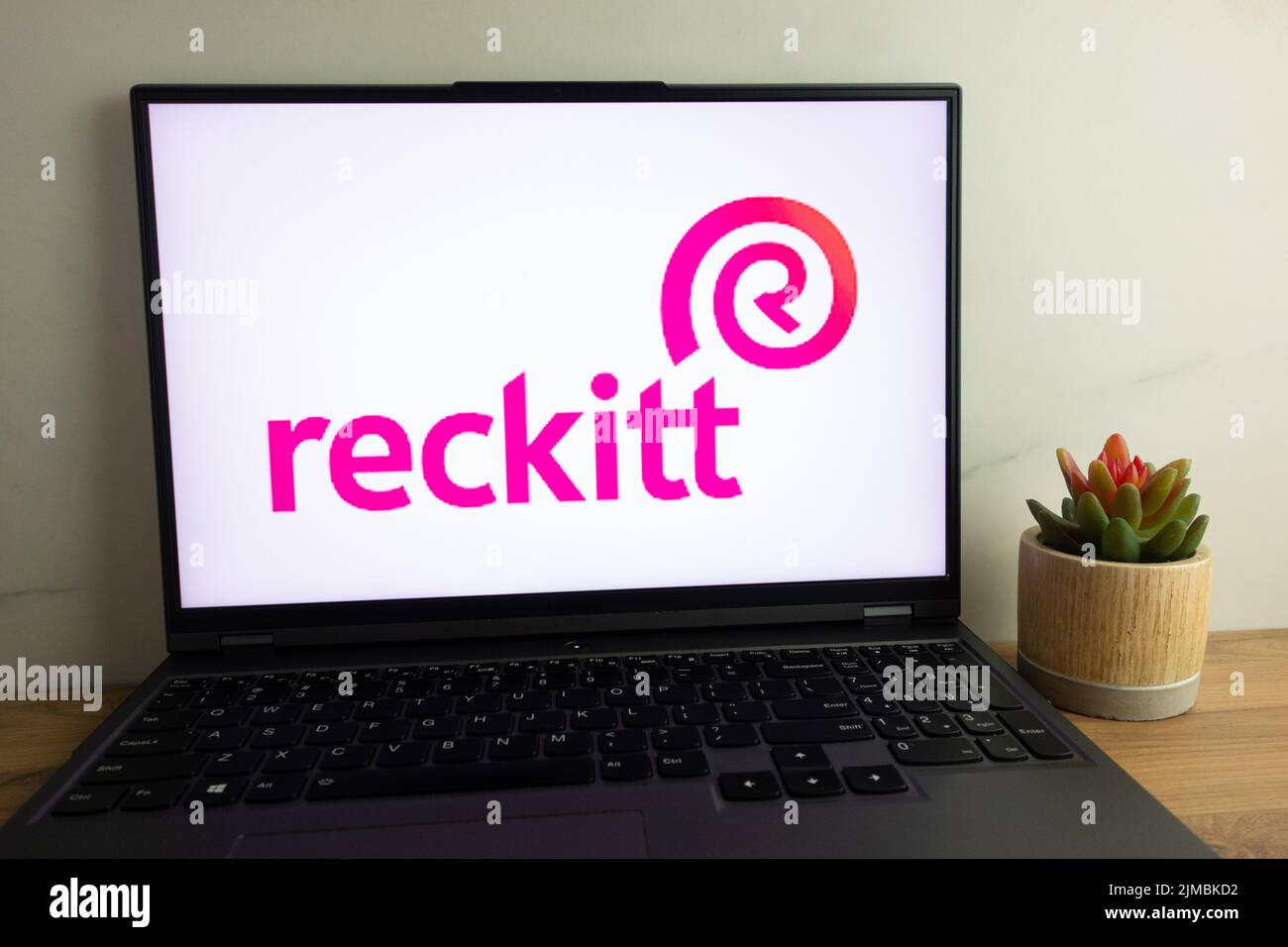 KONSKIE, POLEN - 04. August 2022: Reckitt Benckiser Group plc, gehandelt als Reckitt, britisches multinationales Konsumgüterunternehmen Logo auf der LAP Stockfoto