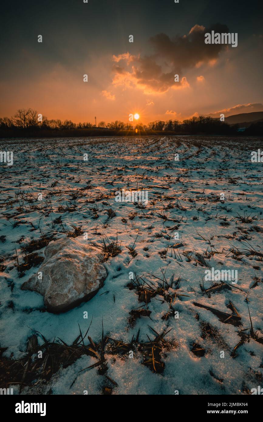 Verschneite Winterlandschaft - Sonnenuntergang in den Schneefeldern in niederösterreich Stockfoto