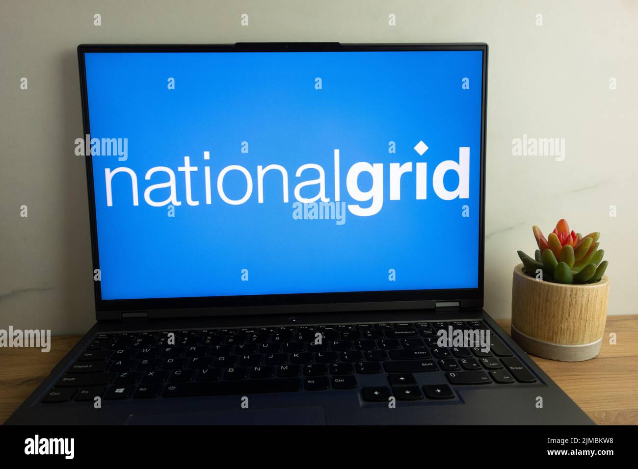 KONSKIE, POLEN – 04. August 2022: National Grid plc, eines der größten anlegereigenen Energieversorgungsunternehmen der Welt, das auf Laptop-Computern abgebildet ist Stockfoto