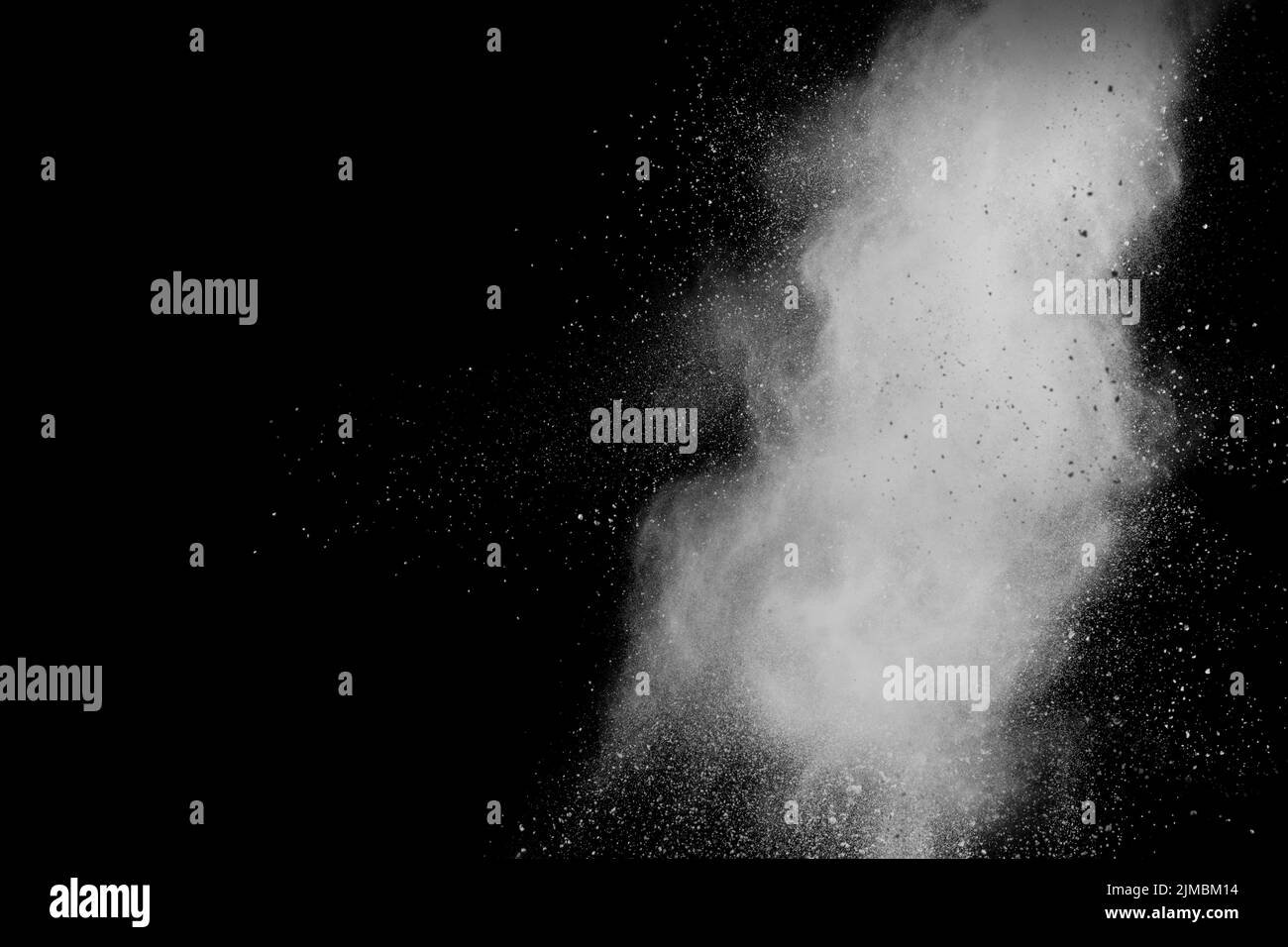 Bizarre Formen der weißen Pulverexplosions-Wolke vor schwarzem Hintergrund. Stockfoto