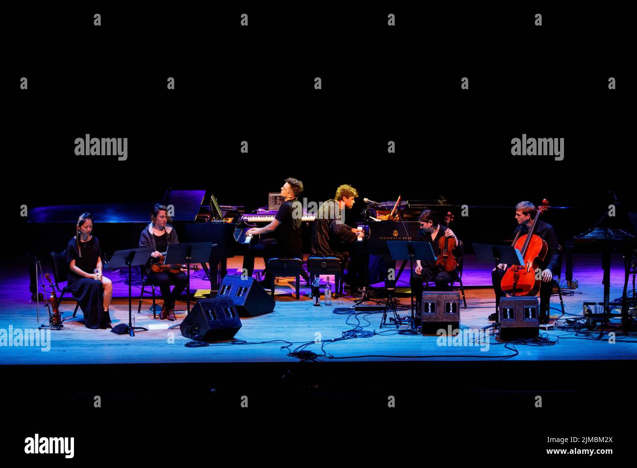 10. Mai 2019, Los Angeles, CA, USA: Der Komponist Nico Muhly spielt live mit dem Musiker Thomas Bartlett, auch bekannt als Doveman, Right, während eines Konzerts des Center for the Art of Performance (CAP) UCLA im Theater im Ace Hotel am Freitag, 10. Mai 2019 in Downtown Los Angeles, Kalifornien. (Bild: © Patrick Fallon/ZUMA Press Wire) Stockfoto
