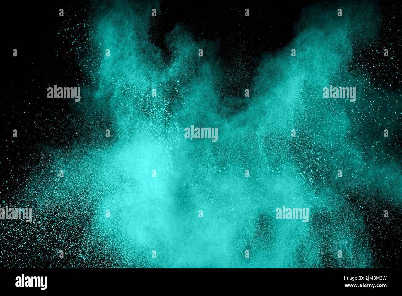 Grüne Farbe pulverexplosion Cloud auf schwarzem Hintergrund isoliert. Stockfoto