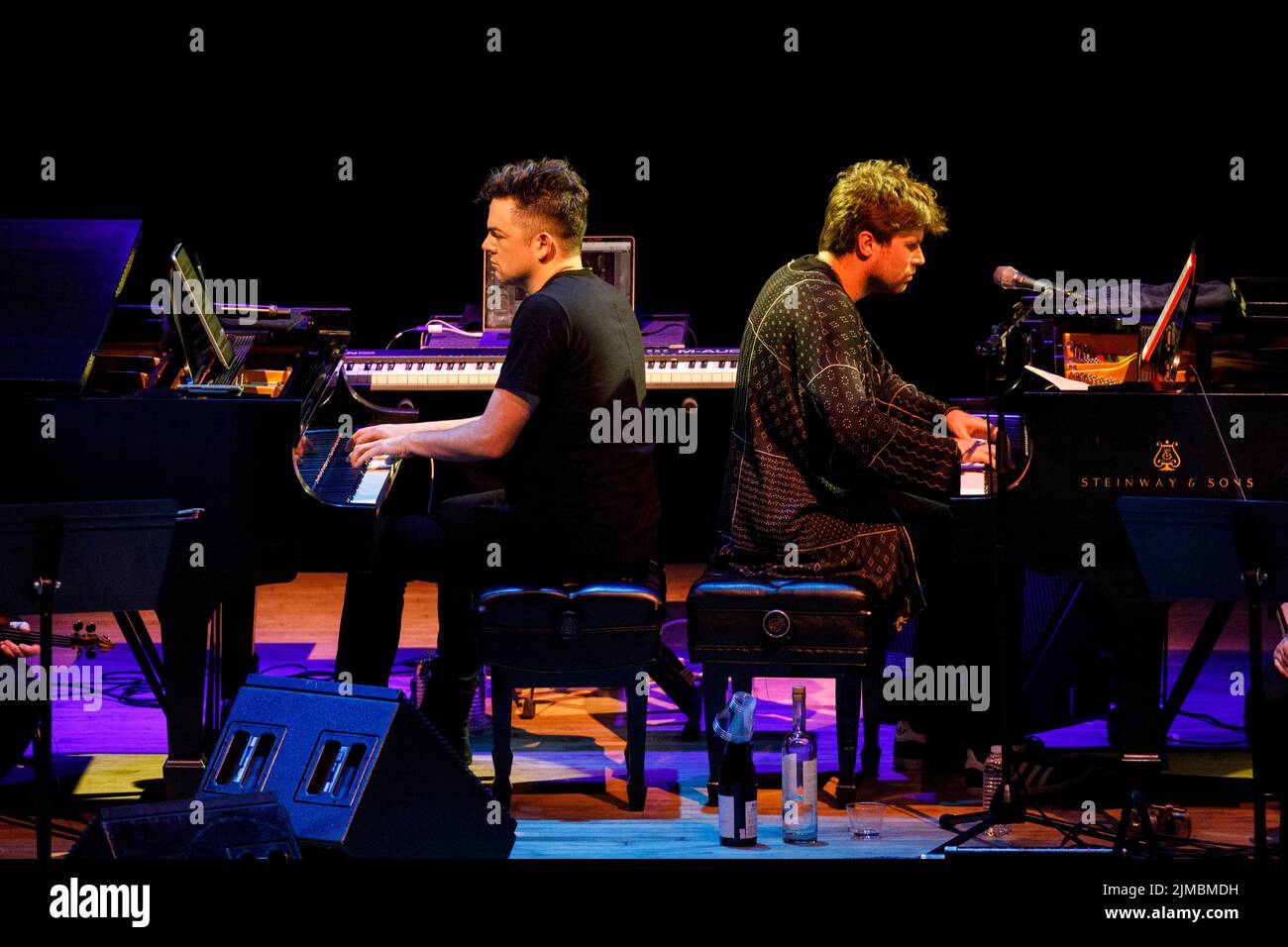 10. Mai 2019, Los Angeles, CA, USA: Der Komponist Nico Muhly spielt live mit dem Musiker Thomas Bartlett, auch bekannt als Doveman, Right, während eines Konzerts des Center for the Art of Performance (CAP) UCLA im Theater im Ace Hotel am Freitag, 10. Mai 2019 in Downtown Los Angeles, Kalifornien. (Bild: © Patrick Fallon/ZUMA Press Wire) Stockfoto