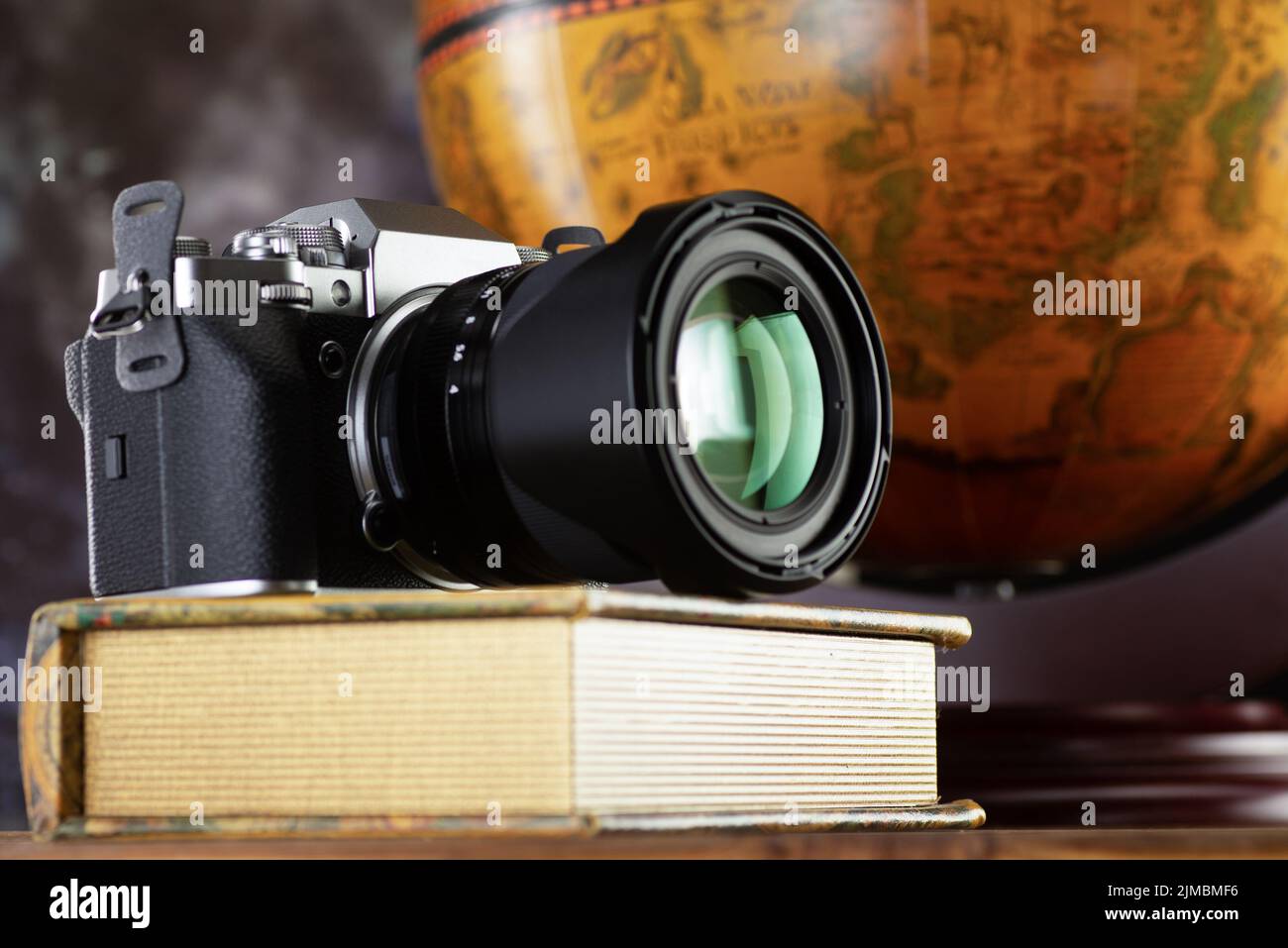 Unbenannte Kamera. Nahaufnahme-Fotokamera liegt auf einem alten Buch Stockfoto