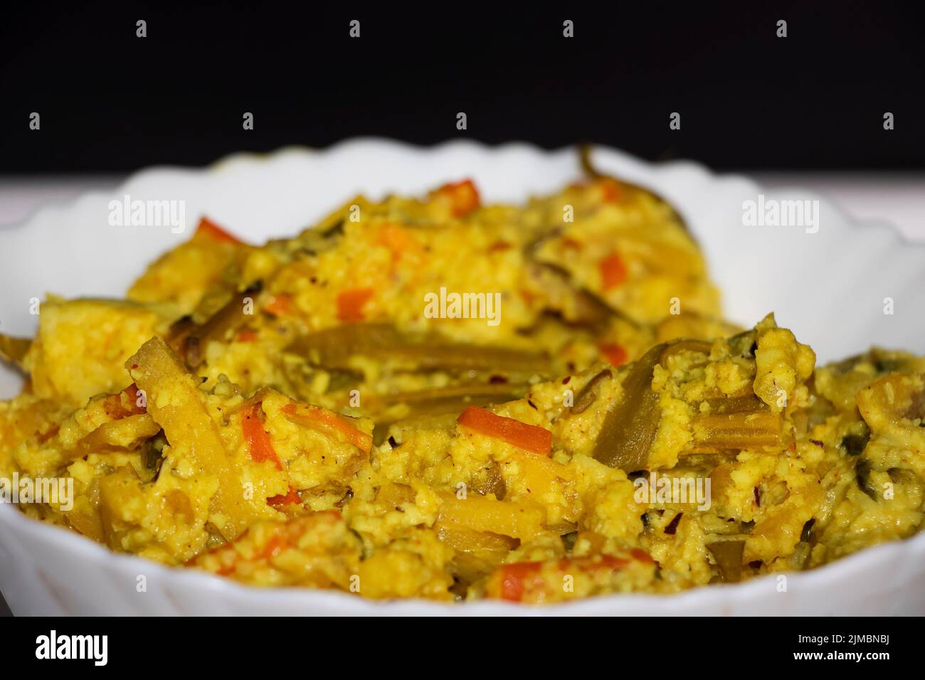 Kerala Spezielle Traditionelle Gemüse Mixed Dish Avial In White Pot Stockfoto