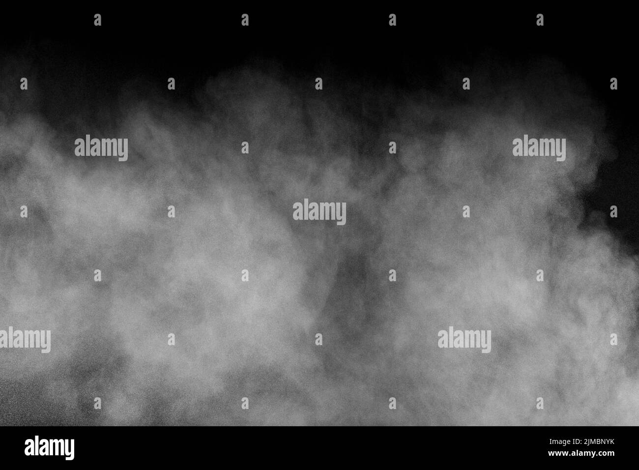 Weißes Pulver Explosion auf schwarzen Hintergrund isoliert. Weiß Staubpartikel Splash. Stockfoto