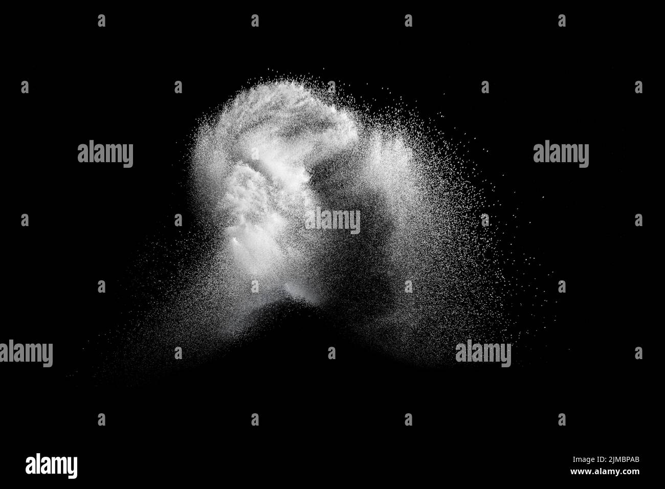 Weiße Pulverexplosion isoliert auf schwarzem Hintergrund. Weiße Staubpartikel spritzen.Color Holi Festival Stockfoto