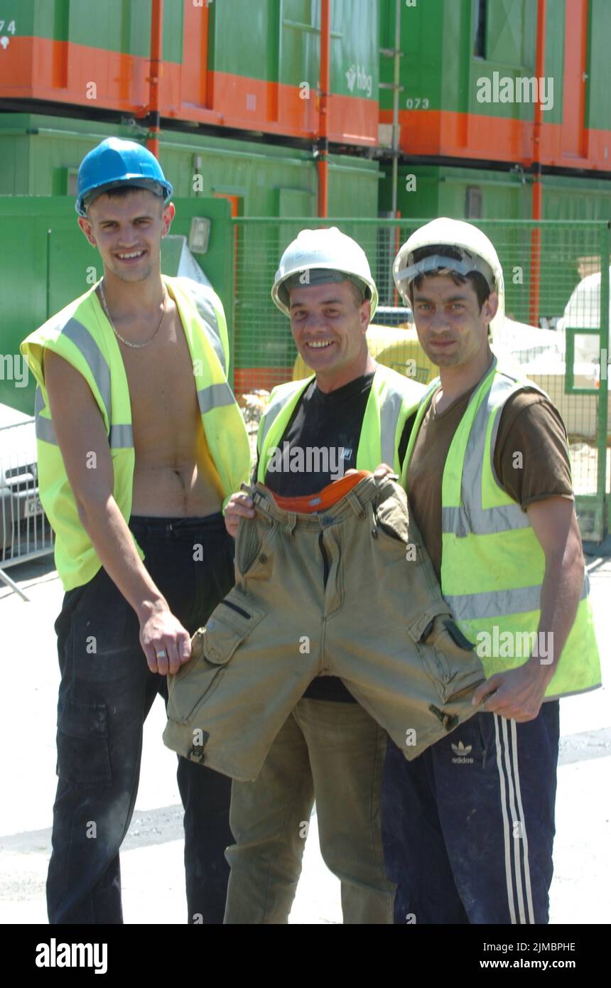 DIE BAUHERREN L BIS R, PHIL GROVES, IAN FORD UND DAVE ROGERS, DIE VON IHRER BAUSTELLE AN DER UNIVERSITY OF SOUTHAMPTON NACH HAUSE GESCHICKT WURDEN, WEIL SIE SHORTS TRUGEN. PIC MIKE WALKER, 2006 Stockfoto