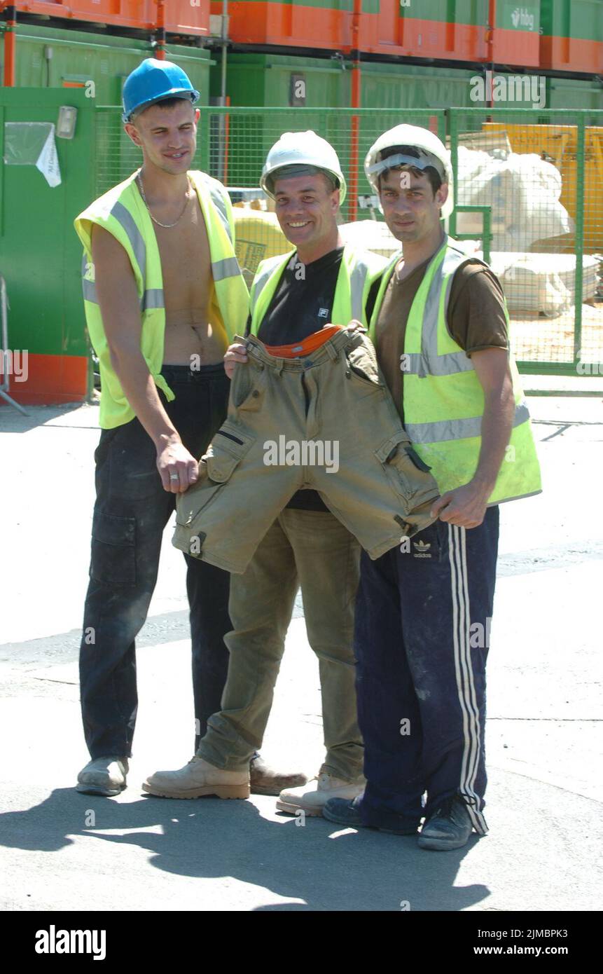 DIE BAUHERREN L BIS R, PHIL GROVES, IAN FORD UND DAVE ROGERS, DIE VON IHRER BAUSTELLE AN DER UNIVERSITY OF SOUTHAMPTON NACH HAUSE GESCHICKT WURDEN, WEIL SIE SHORTS TRUGEN. PIC MIKE WALKER, M. UND Y. PORTSMOUTH Stockfoto