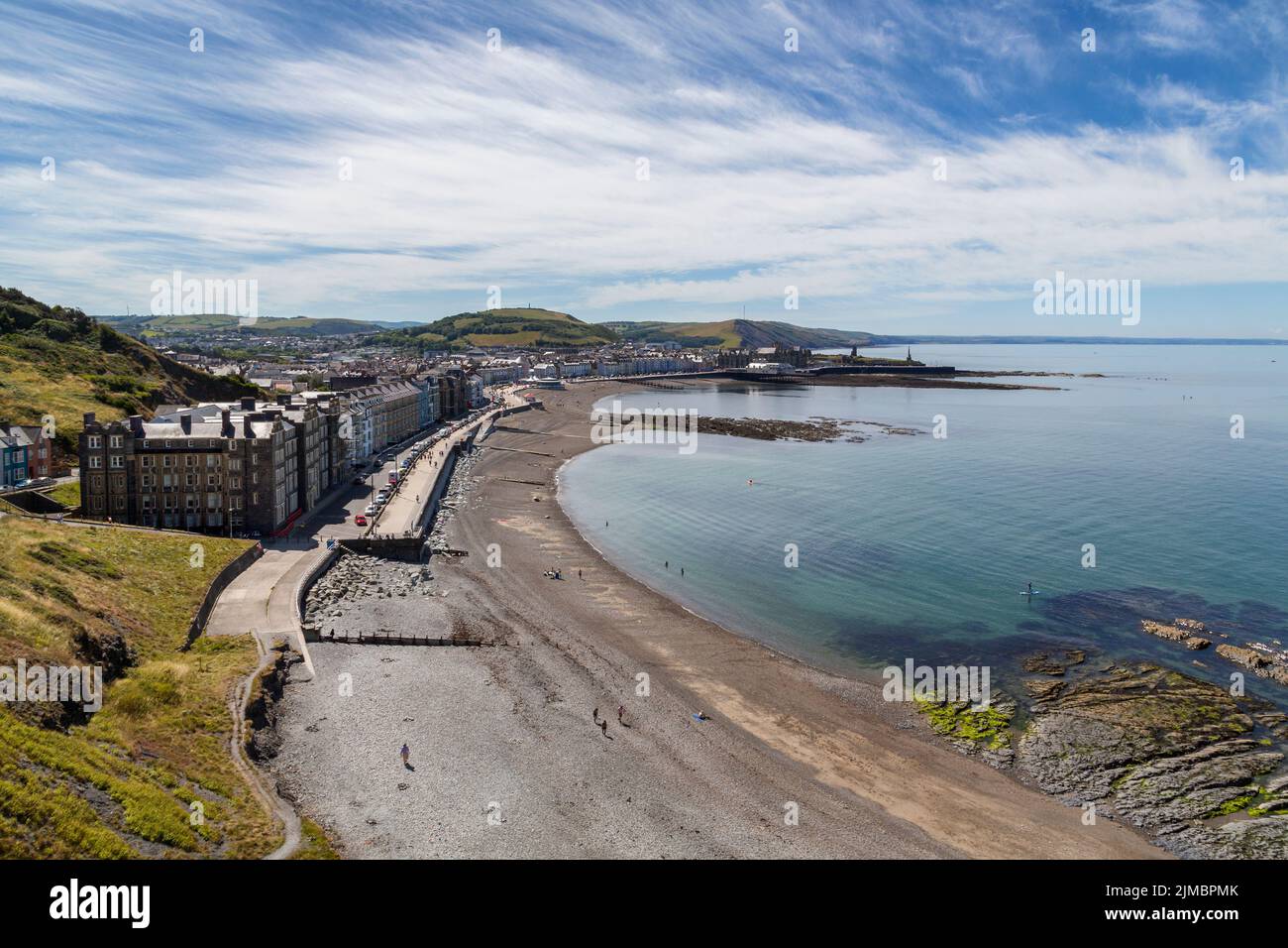 Blick auf die Promenade und den Kiesstrand in Aberystwyth, Wales. Stockfoto