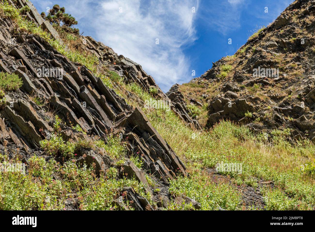 Bergige Landschaft mit zerklüfteten Felsen vor blauem Himmel. Gesundheit, Fitness, Wandern, Wandern oder aktive Freizeitgestaltung. Stockfoto