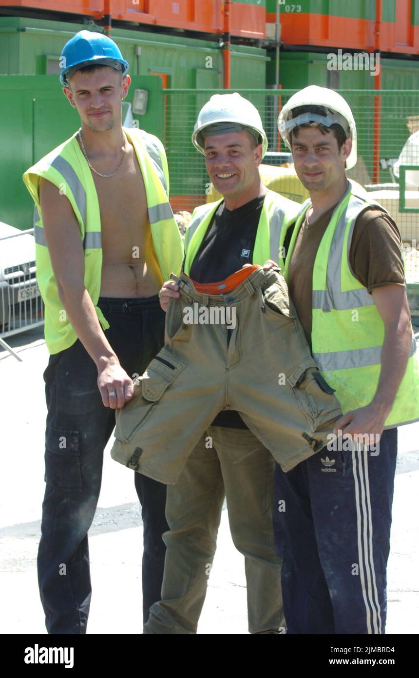 DIE BAUHERREN L BIS R, PHIL GROVES, IAN FORD UND DAVE ROGERS, DIE VON IHRER BAUSTELLE AN DER UNIVERSITY OF SOUTHAMPTON NACH HAUSE GESCHICKT WURDEN, WEIL SIE SHORTS TRUGEN. PIC MIKE WALKER, 2006 Stockfoto