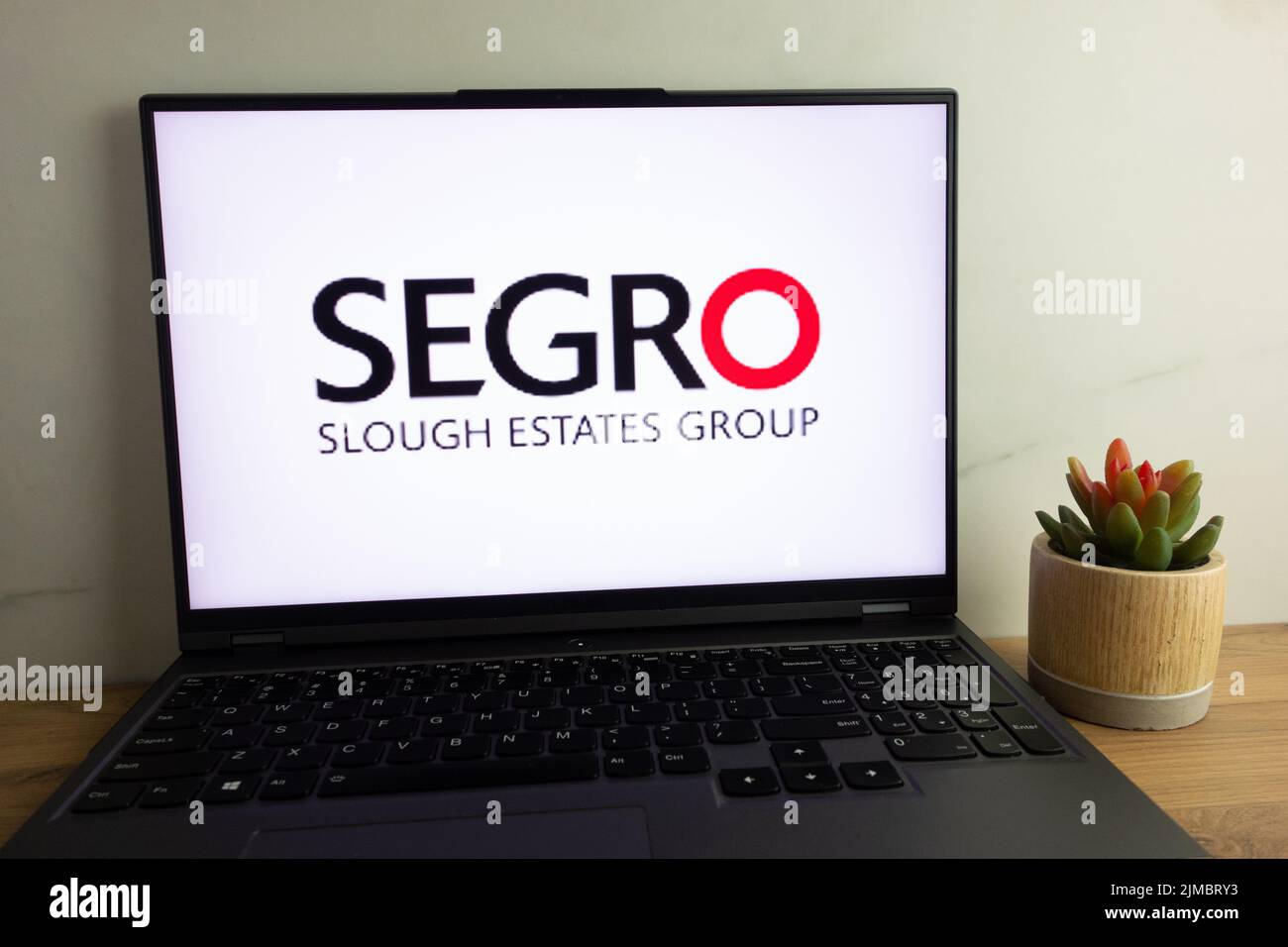KONSKIE, POLEN – 04. August 2022: SEGRO plc (vormals bekannt als Slough Estates Group), britisches Immobilieninvestment- und Entwicklungsunternehmen mit Logo-Display Stockfoto