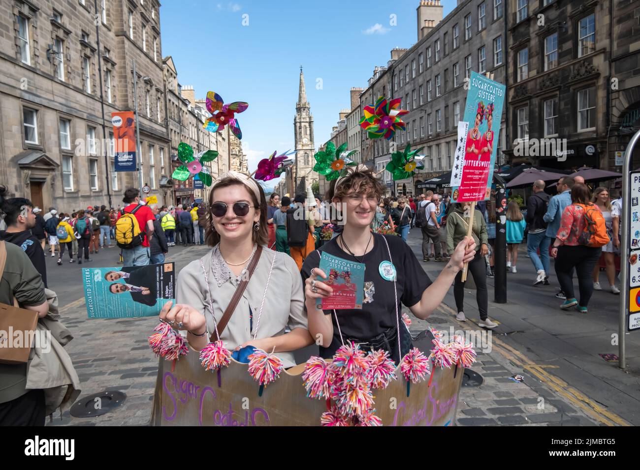 Edinburgh, Schottland, Großbritannien. 5.. August 2022. Darsteller auf der Royal Mile werben während des Edinburgh Fringe Festivals für die Show Sugarcoated Sisters in der Rowantree Bar. Kredit: Skully/Alamy Live Nachrichten Stockfoto