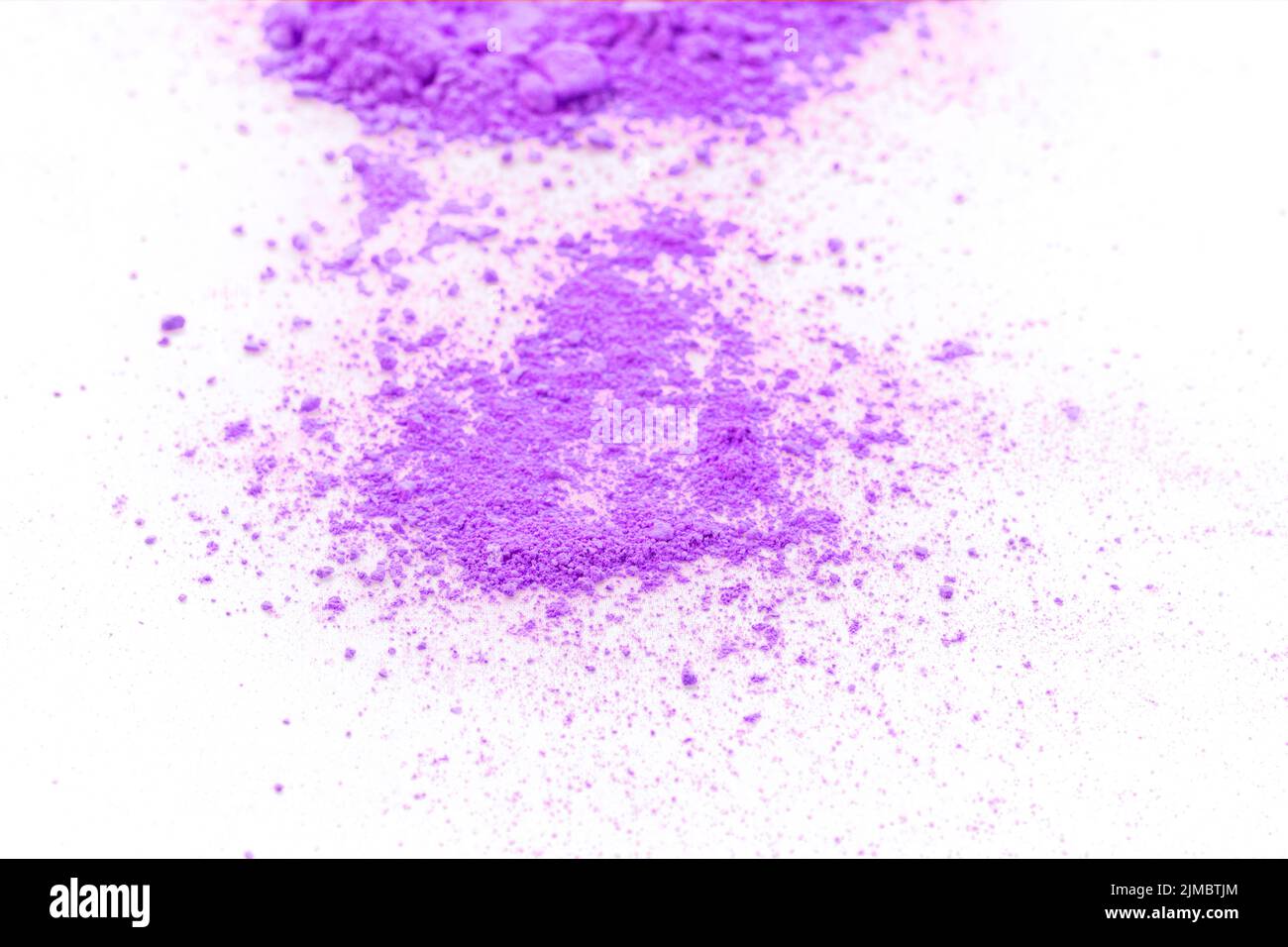 Haufen von violettem Pulver auf weißem Hintergrund isoliert. Stockfoto