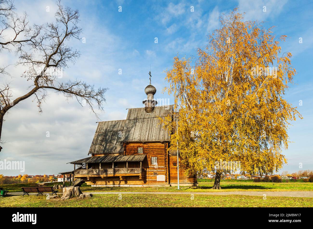 Wunderschöne Herbstlandschaft in Susdal mit einer alten Holzkirche Stockfoto