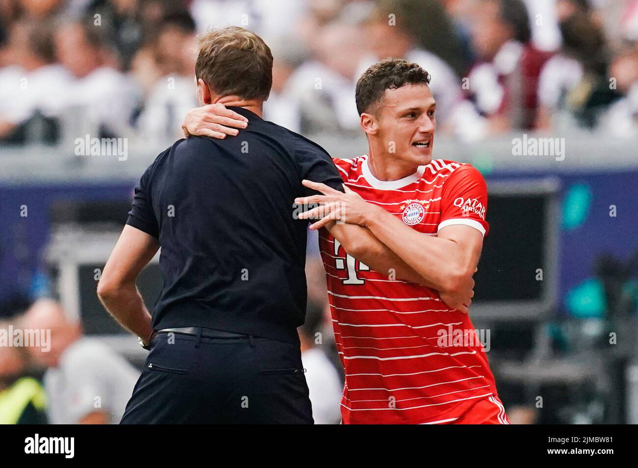 05. August 2022, Hessen, Frankfurt/Main: Fußball: Bundesliga, Eintracht Frankfurt - Bayern München, Matchday 1, Deutsche Bank Park. Münchens Torschütze Benjamin Pavard (l) feiert mit Münchener Trainer Julian Nagelsmann nach dem Tor 2:0. Foto: Uwe Anspach/dpa - WICHTIGER HINWEIS: Gemäß den Anforderungen der DFL Deutsche Fußball Liga und des DFB Deutscher Fußball-Bund ist es untersagt, im Stadion und/oder des Spiels aufgenommene Fotos in Form von Sequenzbildern und/oder videoähnlichen Fotoserien zu verwenden oder zu verwenden. Stockfoto