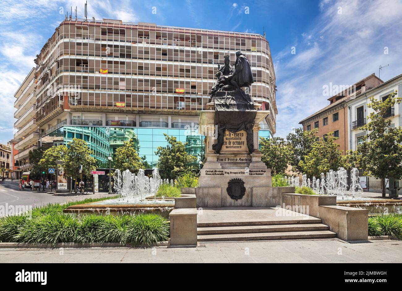 Städtischer Platz mit Bronzeskulptur von Königin Isabella und Christoph Kolumbus in Granada, Spanien Stockfoto