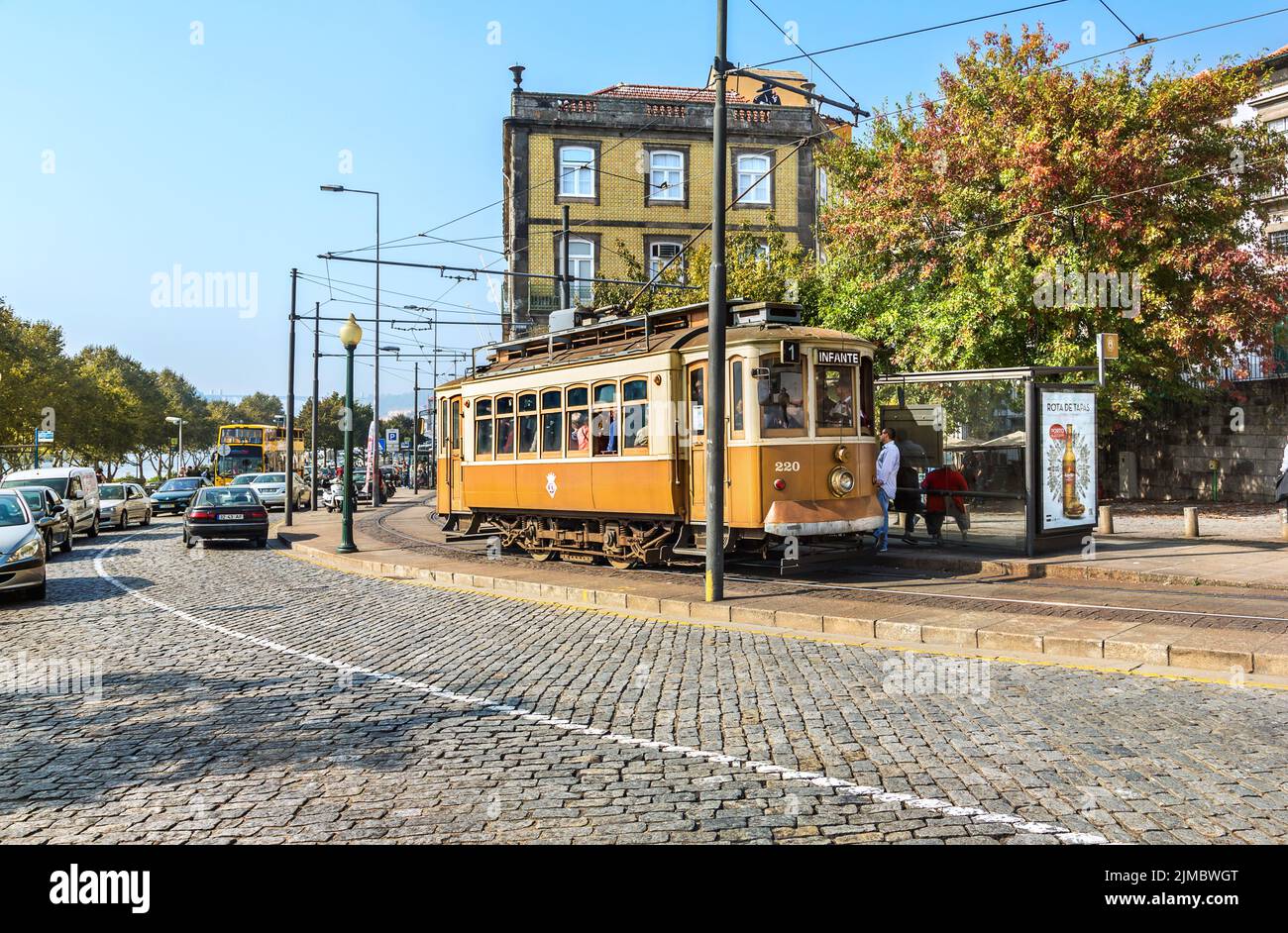 Portugiesische Retro-Straßenbahn in Porto, Portugal. Stockfoto