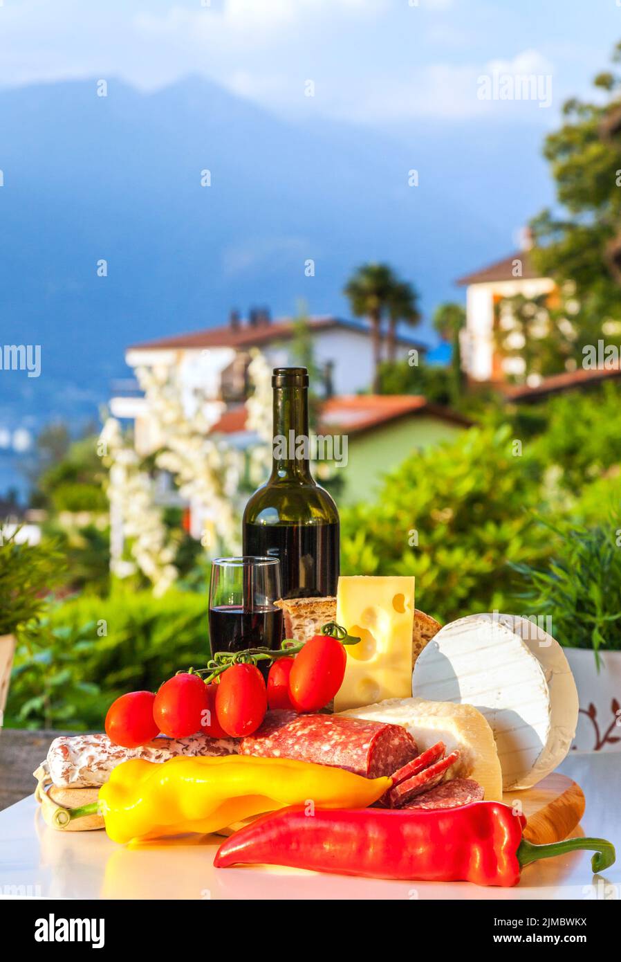 Stillleben mit Wein und italienischen Köstlichkeiten Stockfoto