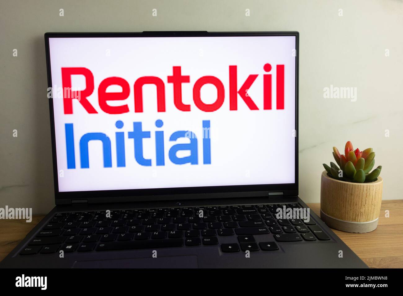 KONSKIE, POLEN - 04. August 2022: Rentokil Initial ist ein Logo der britischen Business Services Group, das auf dem Laptop-Bildschirm angezeigt wird Stockfoto