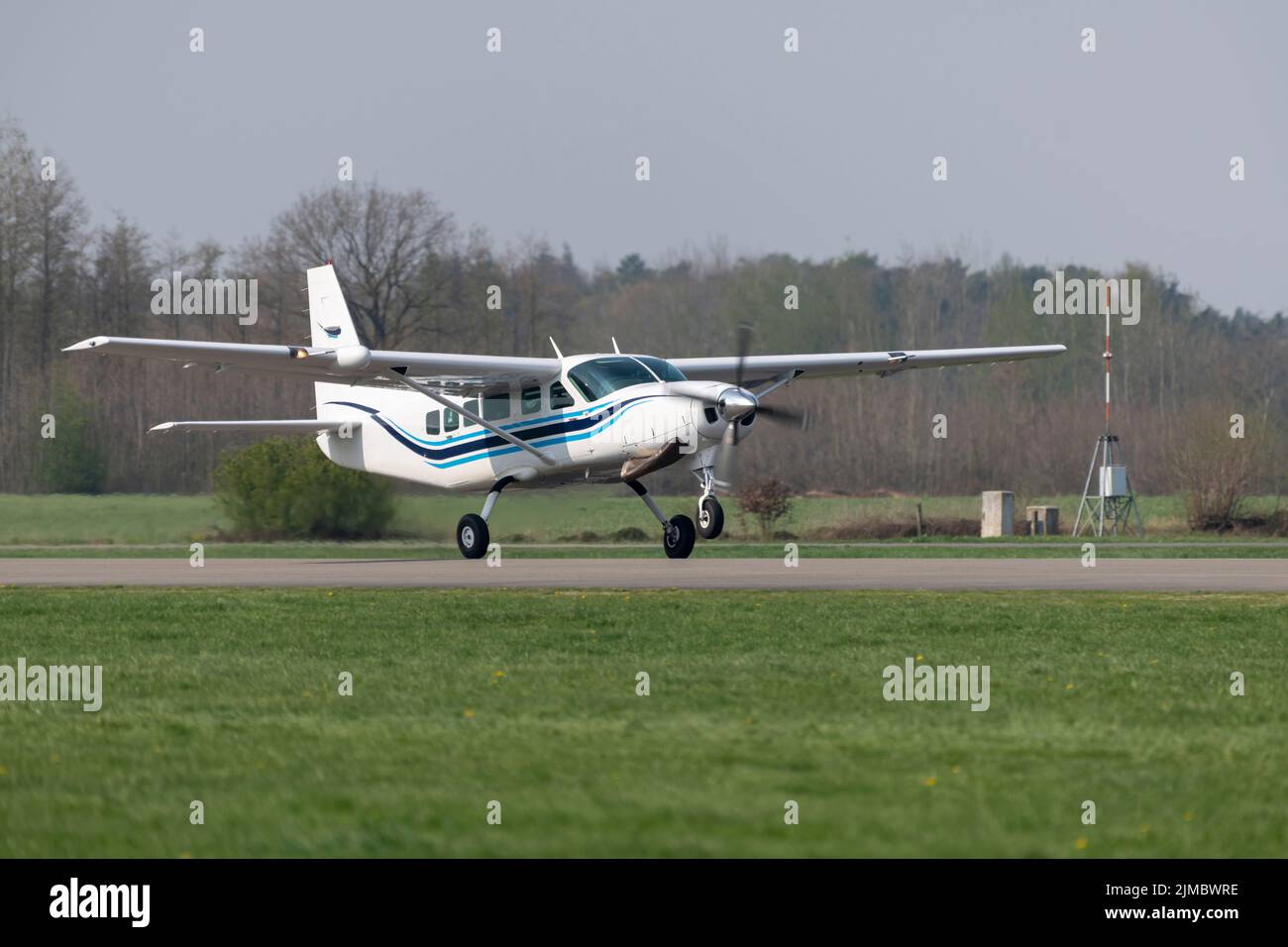 Einmotorige Geschäftsflugzeuge während des Startes Stockfoto