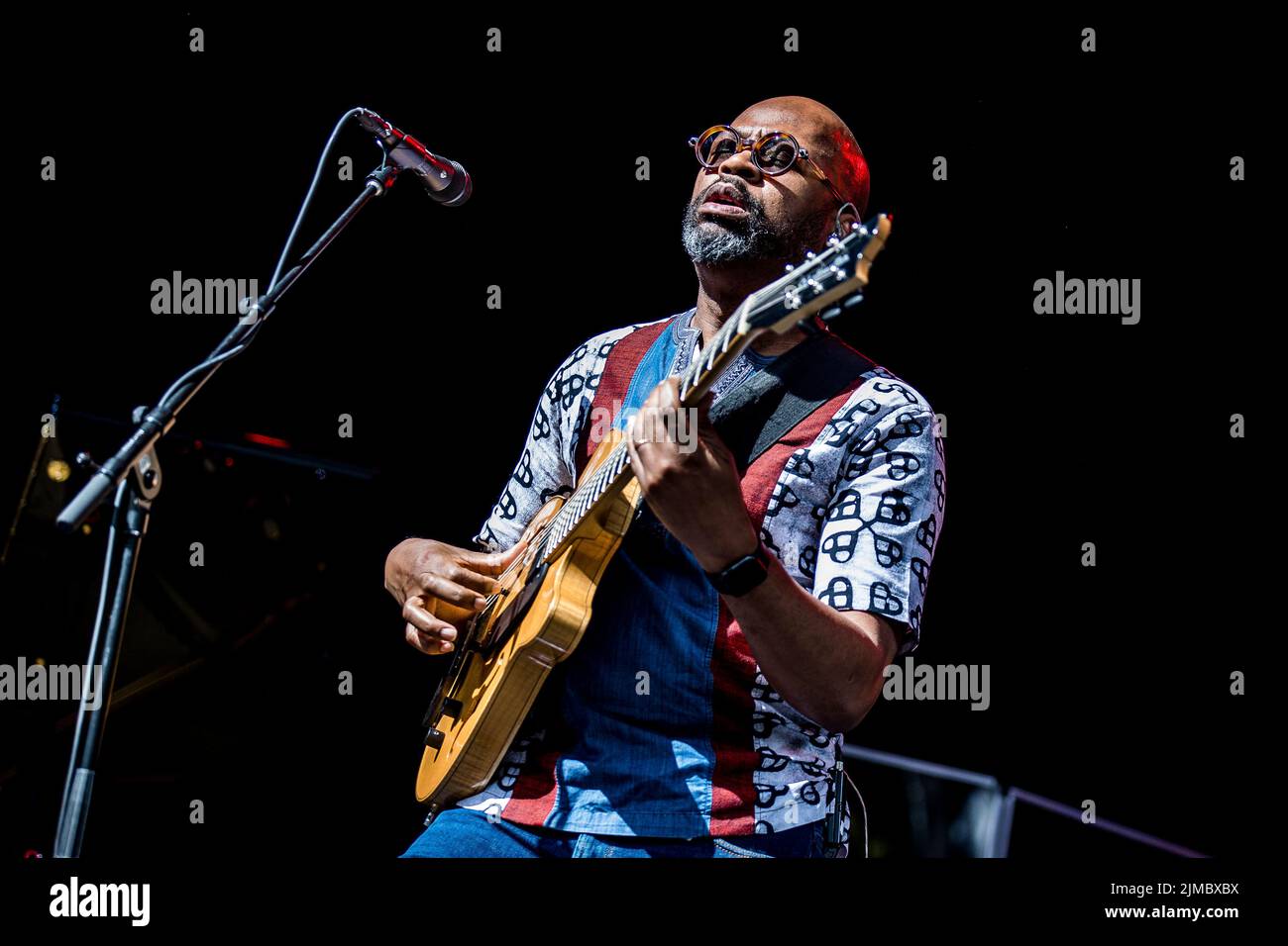 Skanderborg, Dänemark. 05. August 2022. Der Gitarrist Lionel Loueke spielt live mit dem amerikanischen Jazzpianisten Herbie Hancock während des dänischen Musikfestivals SmukFest 2022 in Skanderborg. (Foto: Gonzales Photo/Alamy Live News Stockfoto