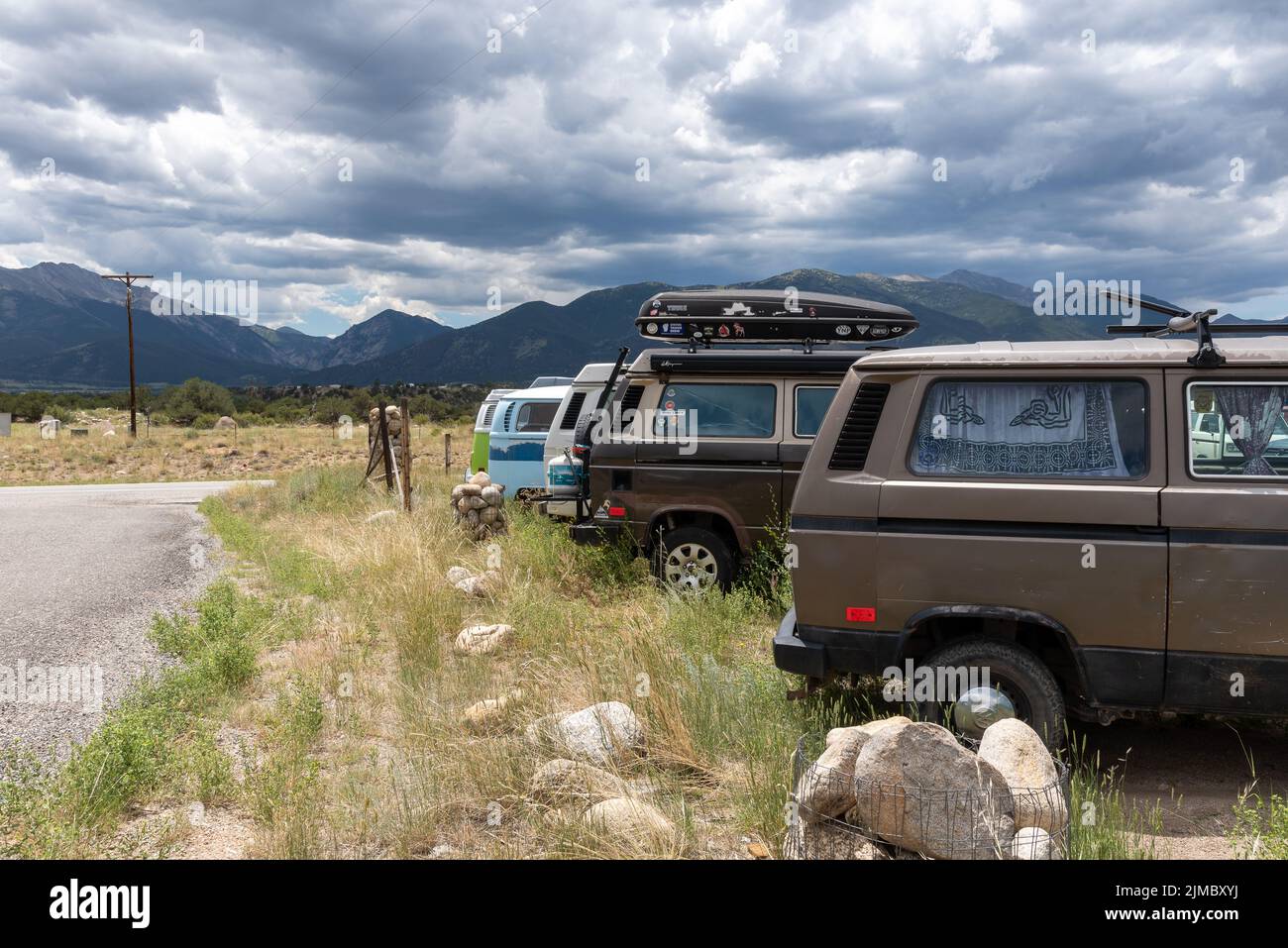 Volkswagen Vans parkten in einer Reihe außerhalb von Urabus, einer Autowerkstatt am Highway 24, Buena Vista, Colorado, USA. Stockfoto