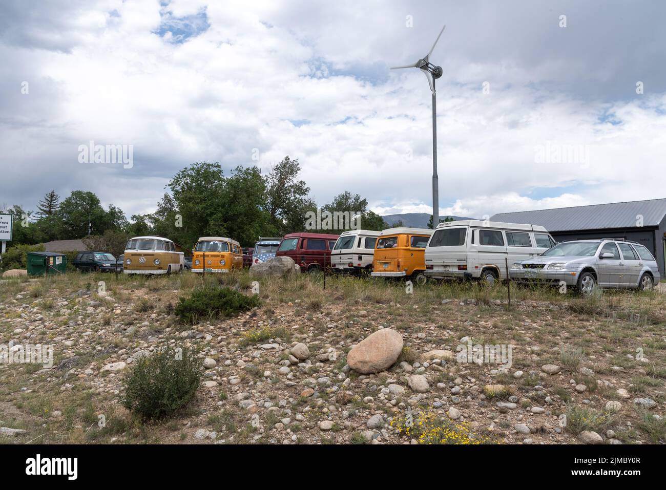 Eine Reihe von Volkswagen-Lieferwagen parkte in einer Reihe außerhalb von Uranus, einer Autowerkstatt am Highway 24, Buena Vista, Colorado. Stockfoto