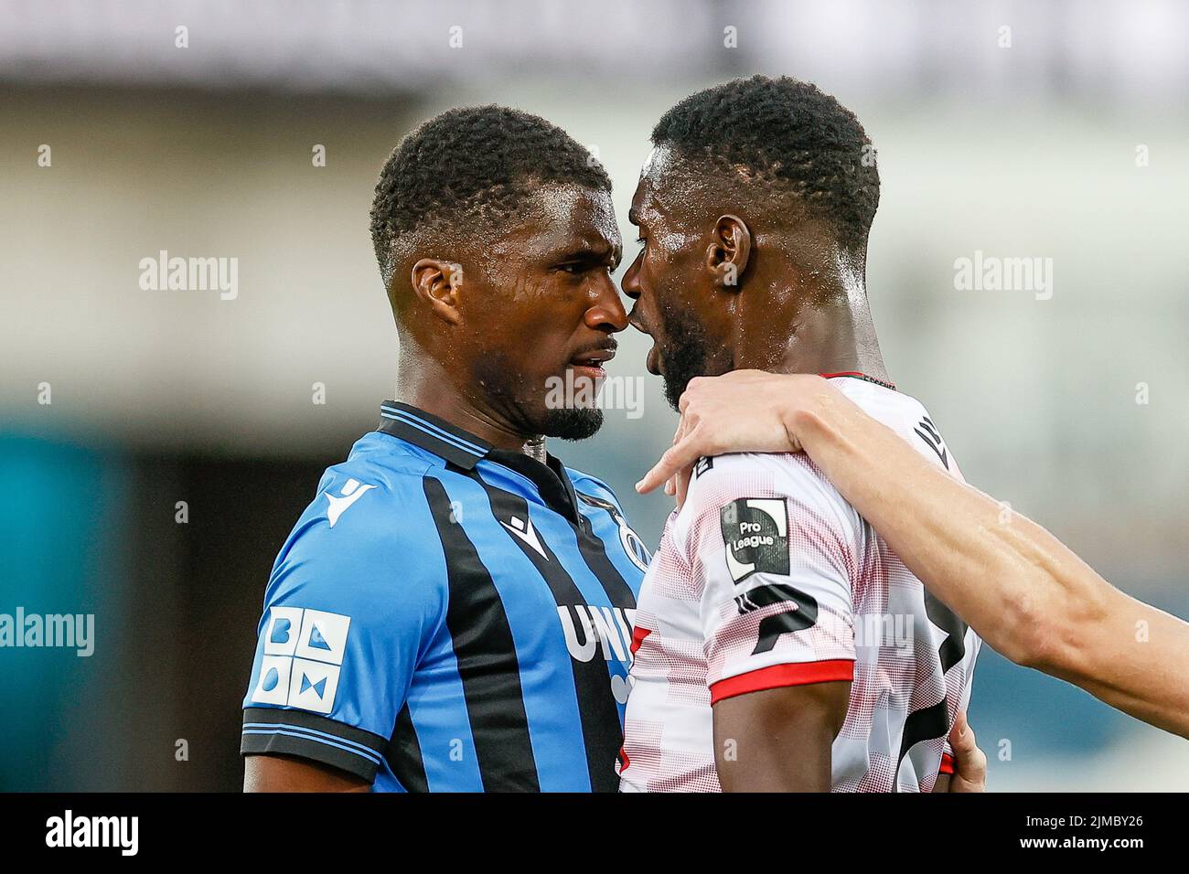 Clinton Mata und Alieu Fadera von Essevee, aufgenommen während eines Fußballmatches zwischen dem Club Brugge und dem SV Zulte Waregem, Freitag, 05. August 2022 in Brügge, am 3. Tag der „Jupiler Pro League“ der ersten Liga der belgischen Meisterschaft 2022-2023. BELGA FOTO BRUNO FAHY Stockfoto